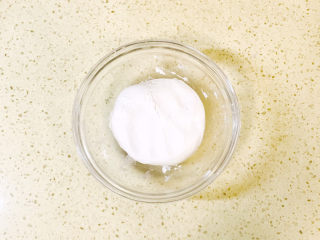 4、水果汤圆,调成光滑的面团