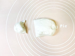 5、水果汤圆,倒在案板上，揉匀，切四分之一