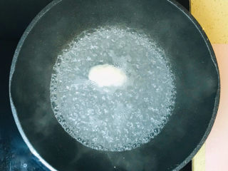 6、水果汤圆,扔进锅里，加水煮沸煮熟