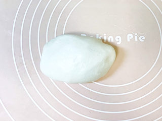 8、水果汤圆,继续揉匀，开始揉时会比较粘手，继续揉会越来越光滑