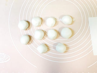 11、水果汤圆,在手心里搓成小圆球