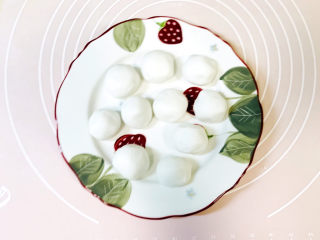 12、水果汤圆,全部搓圆，装入盘中