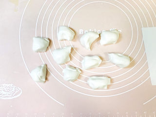 10、水果汤圆,切成大小均匀的小剂子，每个大约20克