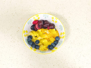 14、水果汤圆,车厘子、猕猴桃、蓝莓洗净，切成小块，装入碗里，黄桃罐头切成小块