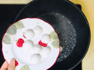 15、水果汤圆,锅里加水煮沸后，下入汤圆