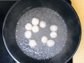 16、水果汤圆,继续煮开，汤圆漂浮起来就是熟透了