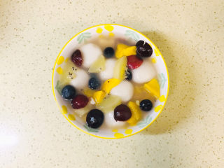 17、水果汤圆,舀起汤圆浇在水果里，继续浇上下汤圆的汤水