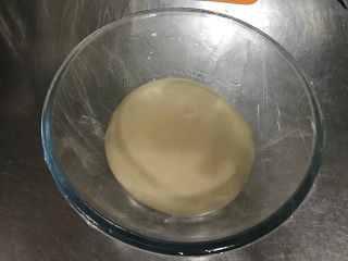 6、枣泥熊爪包（自制枣泥馅）,面团放盆中盖保鲜膜，26度左右的室温进行一发