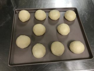 8、枣泥熊爪包（自制枣泥馅）,揉圆后盖保鲜膜静置20分钟