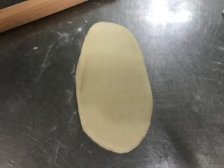 9、枣泥熊爪包（自制枣泥馅）,取面团擀平擀椭圆，翻面