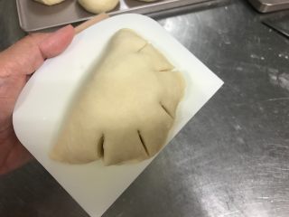 11、枣泥熊爪包（自制枣泥馅）,收口捏紧冲下放置，稍稍擀平后用剪刀剪出熊爪