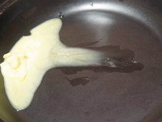 1、石锅鱼,5.将黄油放入石锅内烧化