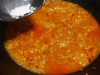 4、石锅鱼,11.勾芡让汁变浓稠（微微勾芡即可）