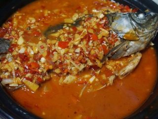5、石锅鱼,12.将烧好的汁儿淋在鱼上即可，再滴上几滴花椒油、撒上葱花就可以尽情享用了