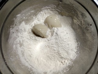 1、小猴汤圆,取约30克的糯米粉加入适量的水揉成面团,放入锅中煮熟。将熟的糯米团加入糯米粉中,一点点加入温水,直到揉成软硬适中的面团(加入熟糯米粉,可以使面团有延展性,成品不易开裂)。