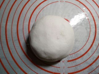 2、小猴汤圆,揉成光滑的面团。