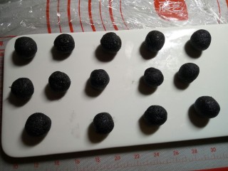 4、小猴汤圆,从冰箱取出提前做好的黑芝麻馅,搓成每个5克的小圆球待用(如何制作黑芝麻流沙馅?可以查看我之前的熊猫汤圆食谱)。