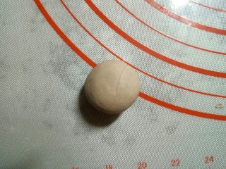 5、小猴汤圆,不沾板上撒些许糯米粉,取10克棕色面团,揉圆。