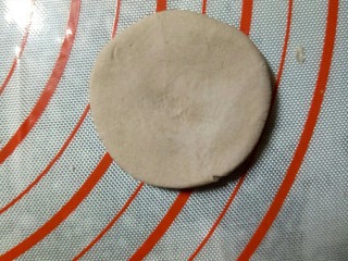 6、小猴汤圆,按扁。
