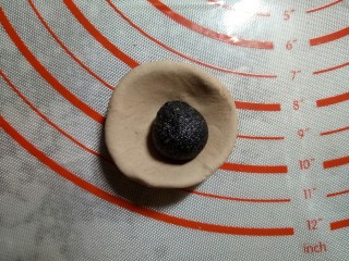 7、小猴汤圆,放入黑芝麻馅。