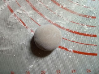 8、小猴汤圆,用虎口的手法包圆,接口朝下,稍微整理下。