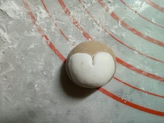 11、小猴汤圆,背面蘸点水,贴在上面。