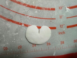 10、小猴汤圆,用刮板将面皮推成一个“❤”型。