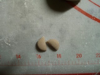 12、小猴汤圆,取约1克的棕色面团,作为猴子的耳朵。