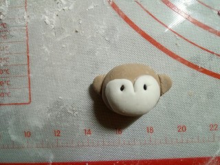 13、小猴汤圆,还是蘸水贴上去,取两粒黑芝麻做猴子的眼睛。