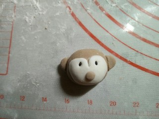 14、小猴汤圆,取约0.2克的棕色面团做猴子的嘴巴。