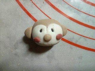 15、小猴汤圆,取约0.5克的红色面团做猴子的腮红。