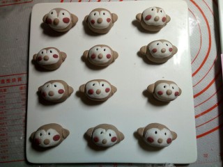 16、小猴汤圆,依次将每个猴子汤圆做好。