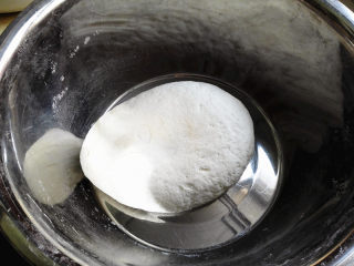 1、水饺,面粉加凉水，和成面团，注意水要一点点加，揉好后面不粘手，不粘盆，盖上盖子醒发30分钟左右，