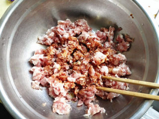 2、水饺,猪肉馅加入酱油，搅拌，并且与此同时加入适量清水一起搅拌，这样肉馅不会太干，而且饺子煮好后会有汤汁，很好吃，