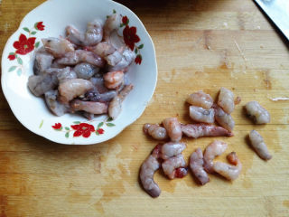 3、水饺,虾仁切成适当太小，备用，