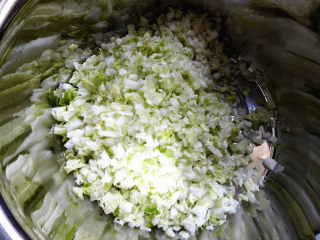 4、水饺,白菜洗净，切成小碎块，
