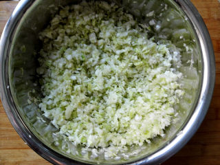 5、水饺,放入6克左右的盐，目的把白菜的水分挤出来，去掉白菜的涩味，也为了使饺子馅不会太稀，