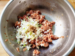 7、水饺,葱，姜加入肉馅里，再加入盐，鸡精，十三香，拌匀，