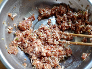 8、水饺,再加入20克油，拌匀，