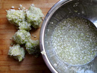 9、水饺,白菜此时已经出水了，把白菜多余的水分挤出来，