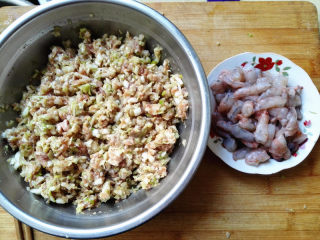 11、水饺,馅料就准备好了，虾仁是包一个放一个，