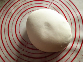 12、水饺,面醒好了，会比之前的软，而且很有弹性，用手按一下，会回弹起来，