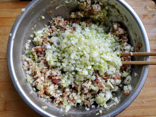 10、水饺,把白菜加入到肉馅中，再加入20克油，拌匀，