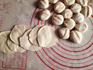 14、水饺,用擀面杖擀成圆盘状，