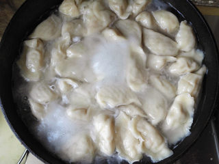 17、水饺,锅里加入适量清水为，大火，放一点盐，开锅后，把饺子放入锅中，用铲子从周围向中间推，防止粘锅，开锅后再加入半碗水，这样反复三次，饺子浮在水上面，而且膨胀起来了，就可以出锅了。