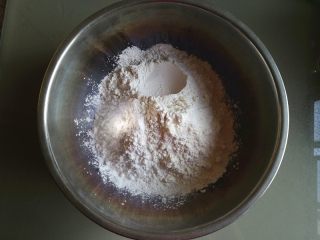 3、紫薯馅水晶饼,将材料按照配方，放入一深碗中。