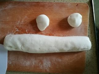 9、紫薯馅水晶饼,冷却后的面团，戴上手套，揉成长条（我放的水稍多，稍粘，加了少量糯米粉），分成重量大致相同的小面团。如果一开始水量看着加，可以不用戴手套搓成团