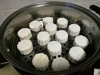 13、紫薯馅水晶饼,直接脱模到蒸锅上。其它面团依次做好，摆入蒸锅中，我静置约半小时，水开后蒸15分钟关火。放凉就可以开吃了。