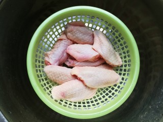 2、照烧柠檬鸡翅,鸡翅洗净后控干水份。