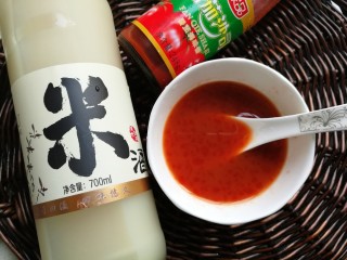 6、照烧柠檬鸡翅,取一个小碗，放入三勺米酒，二勺酱油，两勺番茄酱，一勺白糖，搅拌均匀备用。